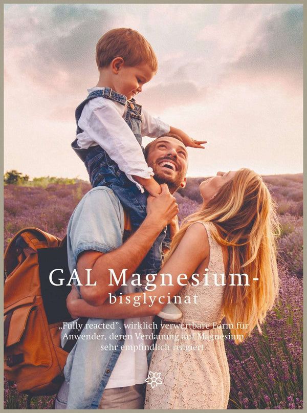 Familie in Lavendelfeld, Vater trägt Kind auf Schultern. Text: "GAL Magnesium-bisglycinat".